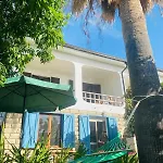 With Beautiful Private Garden & Breathtaking Sea View Apartamento