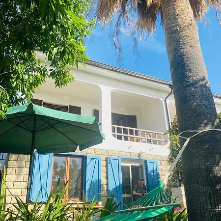 With Beautiful Private Garden & Breathtaking Sea View דירה
