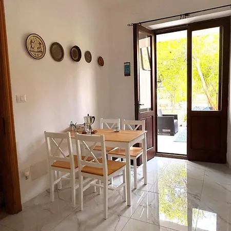 With Beautiful Private Garden & Breathtaking Sea View شقة