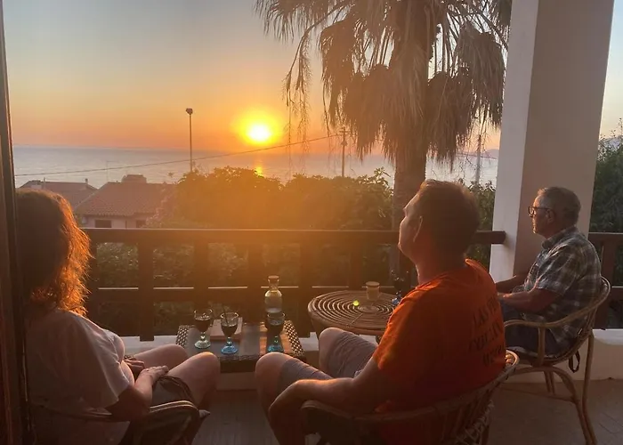 Apartamento With Beautiful Private Garden & Breathtaking Sea View