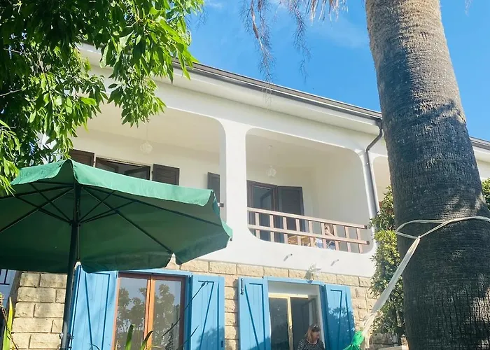 With Beautiful Private Garden & Breathtaking Sea View Apartamento