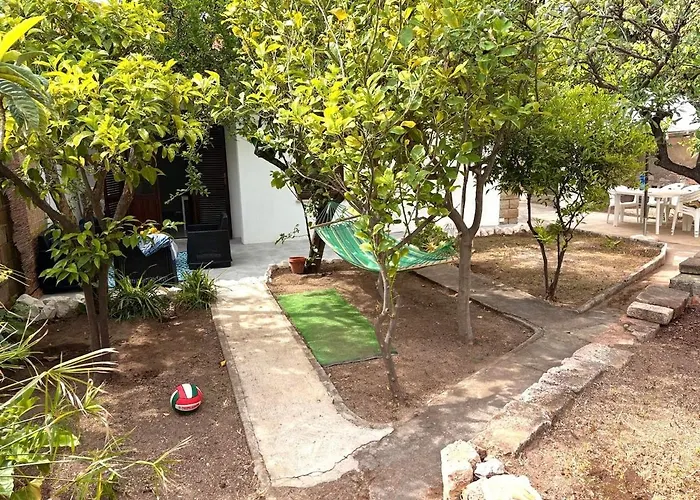 With Beautiful Private Garden & Breathtaking Sea View Apartamento