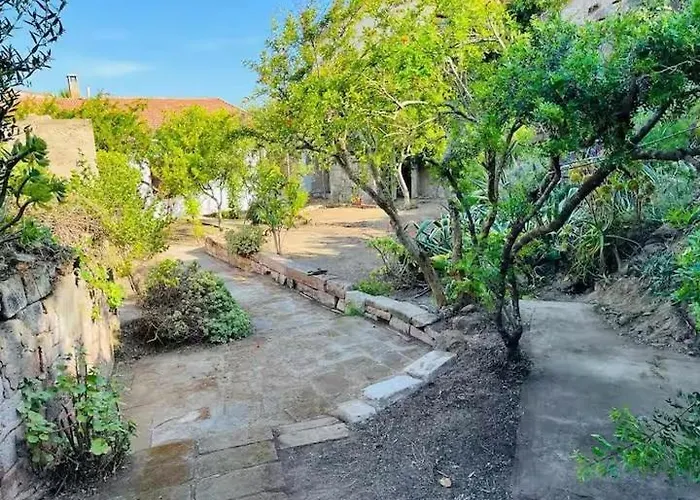 Apartamento With Beautiful Private Garden & Breathtaking Sea View