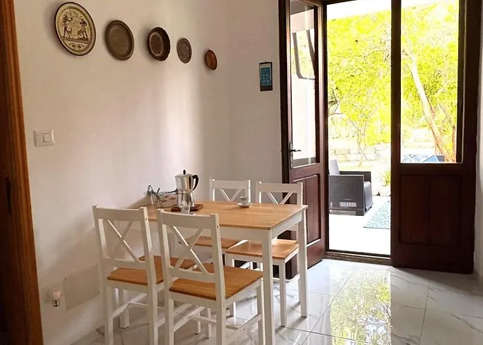 With Beautiful Private Garden & Breathtaking Sea View Apartamento